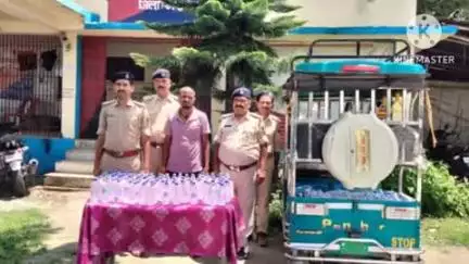 नरपतगंज: फुलकाहा पुलिस ने बॉर्डर के समीप टोटो पर लदे 105 लीटर नेपाली शराब के साथ तस्कर को किया गिरफ्तार