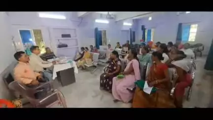 कुमारखंड: सीएचसी स्थित सभा भवन कुमारखंड में एएनएम व आशा फेसीलिटेटर की माइक्रोप्लान रिव्यू को लेकर बैठक