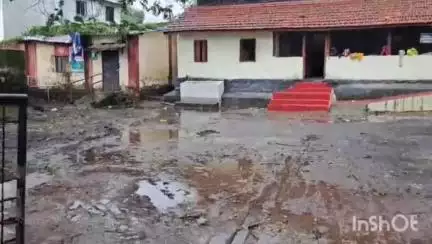 महाड: नेरळ येथील दगडी शाळेसमोर पाण्याचे डबके अंगणवाडी आणि उर्दु शाळेतील विद्यार्थ्यांची कसरत..