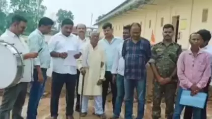 कसमार: पोंडा में FCI गोदाम की एक एकड़ जमीन पर कोर्ट के आदेश के बाद रैयतों को डुगडुगी बजाकर दिलाया गया दखल कब्जा
