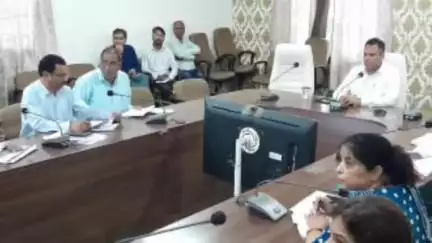 देवास: देवास जिले में चल रहे विकास कार्यों की कलेक्टर ने कलेक्टर कार्यालय में की समीक्षा बैठक