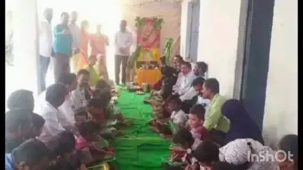 కథలాపూర్: ప్రభుత్వ పాఠశాలలో సామూహిక అక్షరాభ్యాసం