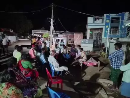 గిద్దలూరు: కంభం మండలం ఎర్రబాలెం గ్రామంలో  పల్లె నిద్ర కార్యక్రమంలో భాగంగా ప్రజలకు అవగాహన కార్యక్రమాన్ని నిర్వహించిన స్థానిక ఎస్సై
