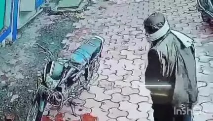 गुना नगर: जिला अस्पताल में जच्चा खाने के सामने से एक व्यक्ति की बाइक चोरी, सीसीटीवी में कैद हुआ चोर