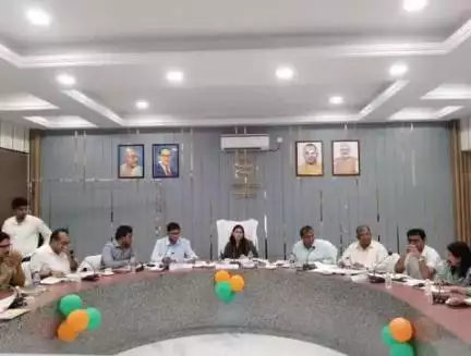 कलीनगर: गांधी सभागार में कमिश्नर की अध्यक्षता में मुख्यमंत्री डैश बोर्ड की समीक्षा बैठक संपन्न हुई