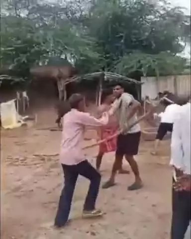 बिल्हौर: बिल्हौर में जमीनी विवाद के चलते भाइयों के बीच संघर्ष, कमसान गांव में पंचायत के दौरान चले लाठी-डंडे, वीडियो हुआ वायरल