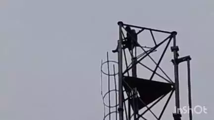 गुना नगर: पत्नी से अनबन और बंटवारे के कारण एक व्यक्ति मोबाइल टावर पर चढ़ा, कैंट थाना के पटेल नगर का मामला