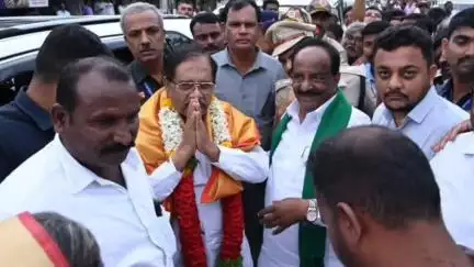 ನವಲಗುಂದ: ನವಲಗುಂದ ಪಟ್ಟಣದಲ್ಲಿ ಗೃಹ ಸಚಿವ ಜಿ.ಪರಮೇಶ್ವರ್ ಅವರನ್ನು ಕಾಂಗ್ರೆಸ್ ಕಾರ್ಯಕರ್ತರು ಅದ್ಧೂರಿಯಾಗಿ ಸ್ವಾಗತಿಸಿದರು