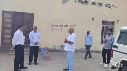 चरखी दादरी: बाढड़ा SDM ने तहसील कार्यालय का किया निरीक्षण, ताला लगा मिलने पर कर्मचारियों को दी चेतावनी