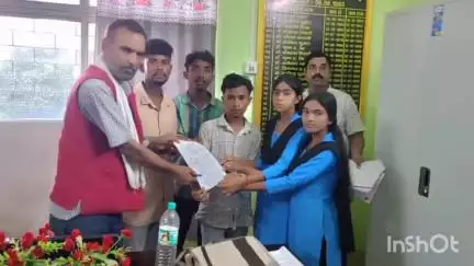 पाकुड़: छात्रावास के छात्र-छात्राओं ने इंटर व बीएड की पढ़ाई जारी रखने हेतु केकेएम कॉलेज के प्राचार्य को ज्ञापन सौंपा
