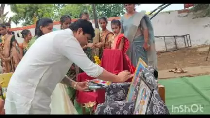 पारशिवनी: शाळा प्रवेशोत्सवा निमित्त जिल्हा परिषद उच्च प्राथमिक शाळा बोरी सिंगोरीस खासदार श्यामकुमार बर्वे यांची भेट