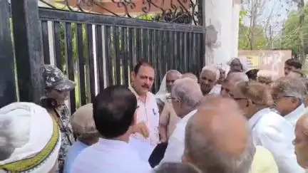 मुरैना नगर: ऑल इंडिया स्टेट पेंशनर्स एसोसिएशन के सदस्यों ने अपनी मांगों को लेकर कलेक्ट्रेट में सौंपा ज्ञापन