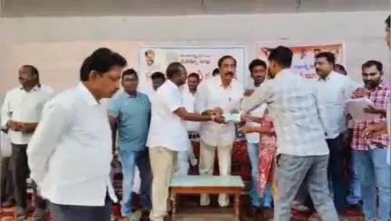 జగిత్యాల: పట్టణంలో 126 మంది లబ్ధిదారులకు సీఎం సహాయ నిధి, 98 మంది ఆడబిడ్డలకు కళ్యాణ లక్ష్మీ చెక్కులను అందజేసిన ఎమ్మెల్యే సంజయ్ కుమార్
