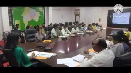 खूंटी: समाहरणालय में उपायुक्त आर. रॉनिटा ने स्वास्थ्य विभाग की समीक्षा बैठक की