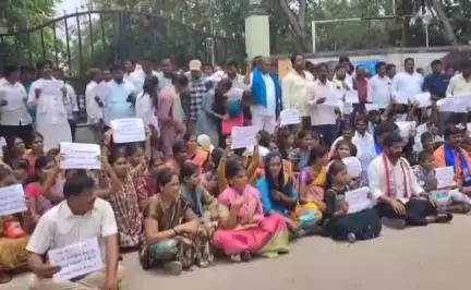 సంగారెడ్డి: పెండింగ్ బకాయిలు చెల్లించాలని కోరుతూ బెస్ట్ అవైలబుల్ విద్యార్థులు, వారి తల్లిదండ్రులు జిల్లా కలెక్టరేట్ వద్ద ధర్నా నిర్వహణ