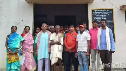टुंडी: मनियाडीह शीतलपुर पैक्स में भुगतान को लेकर ग्रामीणों का धरना, दो वर्षों से शाखा बंद होने से भुगतान अटका