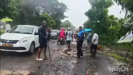 अलिबाग: जनसेवा विक्रम मिनीडोअर संघटना वेलवली खानाव ते वावे रस्त्यावर; खड्डे भरो आंदोलनाला उत्स्फूर्त प्रतिसाद