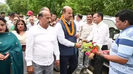 जयसिंहपुर: गांव लंघा में आयुष एवं खेल मंत्री यादविंदर गोमा ने अपने कार्यकर्ताओं के साथ की मुलाकात