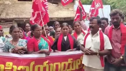 పేదలకు ఇళ్ల స్థలాలు మంజూరు చేయాలని CPI(ML) లిబరేషన్ ఆధ్వర్యంలో తహసీల్దార్ కార్యాలయం వద్ద ధర్నా