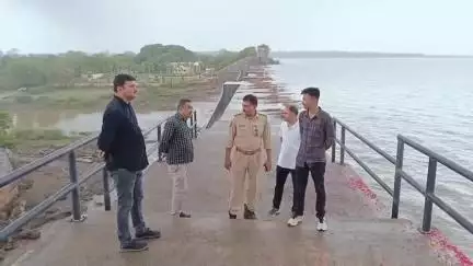 જામનગર: રણજીતસાગર ડેમ ઓવરફ્લો થતા લોકોની સાવચેતીના ભાગરૂપે પોલીસ ટીમ ફરજ પર તૈનાત કરાય