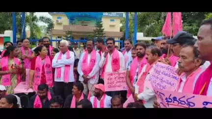 వైరా: సమస్యలు పరిష్కరించడం లేదంటూ ఇల్లెందు మున్సిపాలిటీ ఎదుట బీఆర్ఎస్ పార్టీ నాయకులు నిరసన