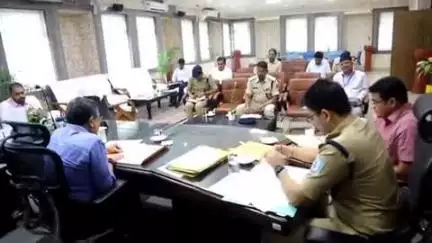 चास: उग्रवादियों के आत्मसमर्पण के बाद पुनर्वास हेतु बोकारो में डीसी-एसपी ने जिला स्तरीय समिति की बैठक की