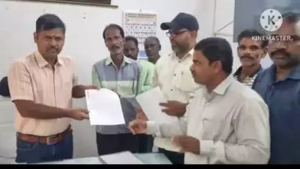 పట్టణంలో పారిశుద్ధ్య కార్మికుల సమస్యలను పరిష్కరించట్లేదని మున్సిపల్ కమిషనర్‌కు సమ్మె నోటీసు అందజేసిన సీఐటీయూ నాయకులు