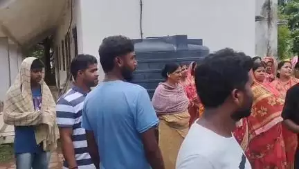 বাঘমুণ্ডী: টাউন ফিটার বিচ্ছিন্ন হওয়ায় অভিযোগে বাঘমুণ্ডি বিদ্যুৎ অফিসে তালা ঝুলিয়ে বিক্ষোভ মহিলাদের