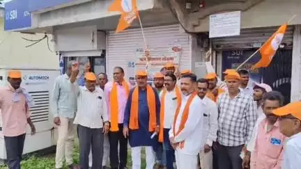 सिल्लोड: उद्धव बाळासाहेब ठाकरे पक्षाच्या वतीने शिवना येथील बँक व्यवस्थापकांना शेतकऱ्यांच्या कर्जासाठी निवेदन