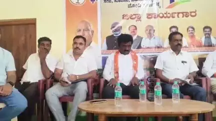 ಮಧುಗಿರಿ: ಲಂಚದ ಬೋರ್ಡ್ ಹಾಕಿ ಬಿಡಿ: ಪಟ್ಟಣದಲ್ಲಿ ಸರ್ಕಾರದ ವಿರುದ್ಧ 
ಮಧುಗಿರಿ ಬಿಜೆಪಿ ಜಿಲ್ಲಾಧ್ಯಕ್ಷ ಚಿದಾನಂದ ಗೌಡ