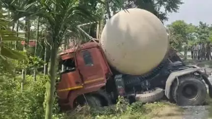 কালচিনি: মেন্দাবাড়িতে জাতীয় সড়কে দুটি গাড়ির মুখোমুখি সংঘর্ষ; উল্টে গেল গ্যাস ট্যাঙ্কার, আহত 2টি গাড়ির চালক