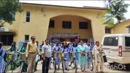 घाटशिला: प्रखंड कार्यालय परिसर में 51 छात्र-छात्राओं के बीच साइकिलें वितरित की गईं
