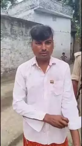 बेतिया: बेतिया में 14 लीटर देसी शराब के साथ शराब कारोबारी गिरफ्तार, ड्रोन कैमरे से हुई छापेमारी