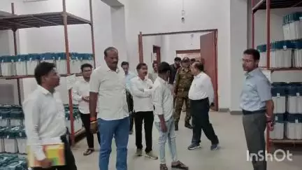 अशोक नगर: जिला मुख्यालय में कलेक्टर आदित्य सिंह ने EVM वेयर हाउस का किया त्रैमासिक आंतरिक निरीक्षण