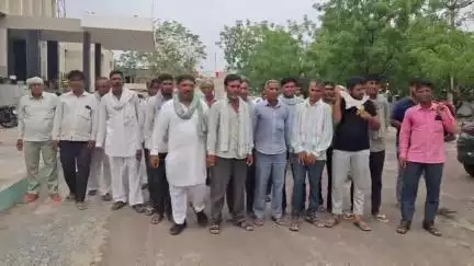चूरू: रणसीसर की श्मशान भूमि से अतिक्रमण हटाने की मांग को लेकर ग्रामीणों ने जिला कलेक्टर को दिया ज्ञापन