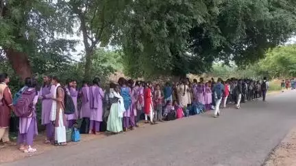 జగరాజు పల్లిలో బస్సు రాక తీవ్ర ఇబ్బందులకు గురైన విద్యార్థులు