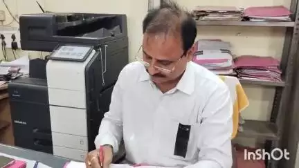 सासाराम: कर्मचारियों ने अपनी विभिन्न मांगों को लेकर काला बिल्ला लगाकर किया कार्य