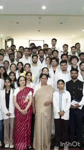 पार्लियामेंट स्ट्रीट: दिल्ली की मुख्यमंत्री रेखा गुप्ता मौलाना आजाद मेडिकल कॉलेज पहुंचीं, छात्रों के साथ की बैठक