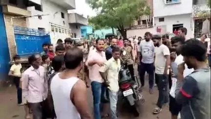 नीमच नगर: बंगला नंबर-59 में बदमाश ने दिनदहाड़े 8 साल की बच्ची को अगवा करने की कोशिश की, लोगों ने पकड़कर पुलिस को सौंपा