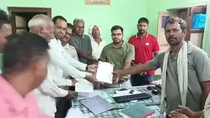 रतनगढ़: मैणासर के ग्रामीणों ने अघोषित बिजली कटौती की समस्या को लेकर रतनगढ़ में सहायक अभियंता को दिया ज्ञापन
