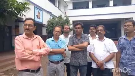 বালি-জগাছা: এক কানে দুল পড়ে আসায় ছাত্রকে বকাবকি, লিলুয়ায় শিক্ষা কর্মীর ওপর চড়াও ছাত্রের সঙ্গীরা