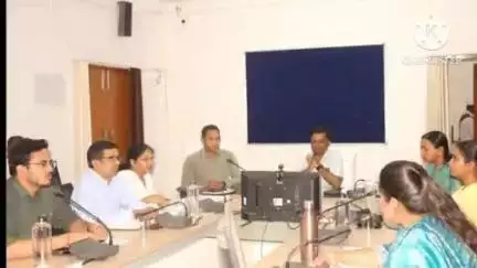 बांधवगढ़: कलेक्टर कार्यालय में समय सीमा की हुई बैठक, कलेक्टर ने CM हेल्पलाइन पर दर्ज लंबित मामलों का निराकरण करने के दिए निर्देश