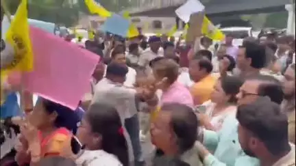 पटना ग्रामीण: पटना में मंगल पांडे के आवास के बाहर जन सुराज का प्रदर्शन, स्वास्थ्य मंत्री से इस्तीफे की मांग