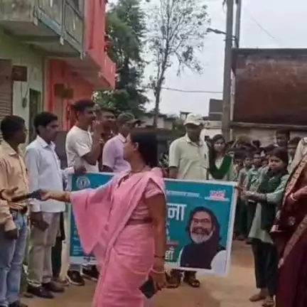 बरकागाँव: सीकरी में नशा मुक्ति अभियान के तहत थाना प्रभारी और मुखिया के नेतृत्व में स्कूली बच्चों ने निकाली प्रभात फेरी