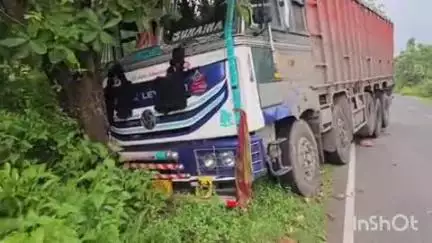 कुचाई: कांकी नाला के पास माल वाहक वाहन अनियंत्रित होकर पेड़ से टकराया, चालक फरार