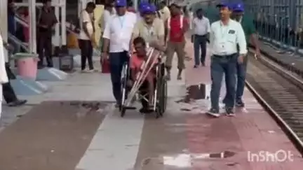 मुंगेर: मुंगेर सेवा मंच ने दिव्यांग यात्रियों के लिए जमालपुर रेलवे स्टेशन पर 2 व्हीलचेयर समर्पित की