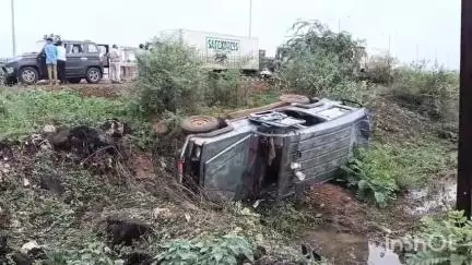 गुना नगर: गुना बाईपास पर वन विभाग के उड़न दस्ते को ट्रक ने मारी टक्कर, ड्राइवर सहित चार लोग बाल-बाल बचे