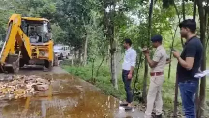 बख्तियारपुर: बख्तियारपुर में बरामद 3000 लीटर विदेशी शराब सालिमपुर थाना परिसर में जेसीबी से नष्ट की गई