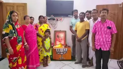 পুরাতন মালদা: ২ নং ওয়ার্ডের কাউন্সিলরের উদ্যোগে শ্যামাপ্রসাদ মুখোপাধ্যায়ের প্রতিছবিতে পুষ্প দিয়ে শ্রদ্ধা জানিয়ে বলিদান দিবস পালন হ
