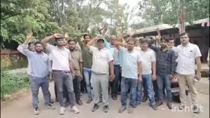 धनबाद/केंदुआडीह: हीरापुर बिजली डिवीजन कार्यालय के बाहर झारखण्ड ऊर्जा मित्र संघ ने आईडी बंद करने का विरोध जताया